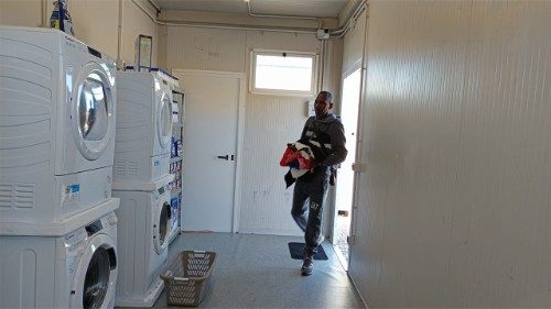 Papieska pralnia i prysznice dla „niewidzialnych“ z miasteczka namiotowego w Kalabrii