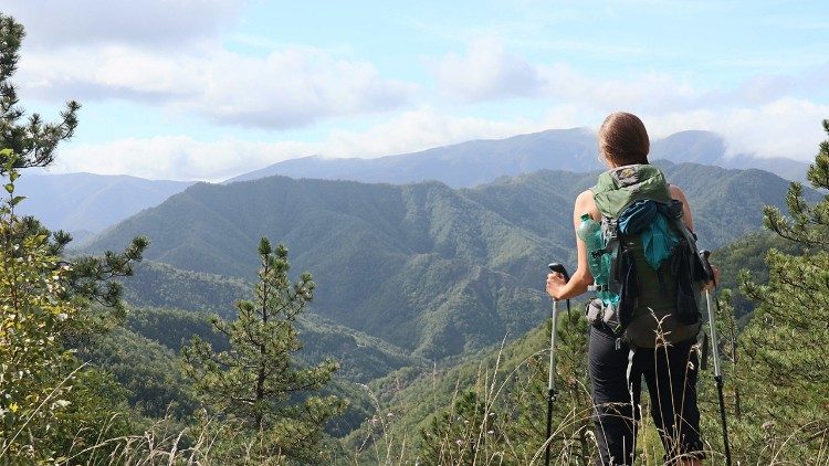 Ines Schaberger beim Pilgern - Wanderstöcke sind auch hilfreich!  (Foto: Schaberger)