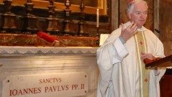 Bp Paul Tighe przy grobie św. Jana Pawła II (fot. Grzegorz Gałązka)
