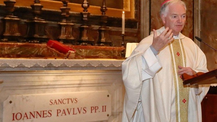 Bp Paul Tighe przy grobie św. Jana Pawła II (fot. Grzegorz Gałązka)