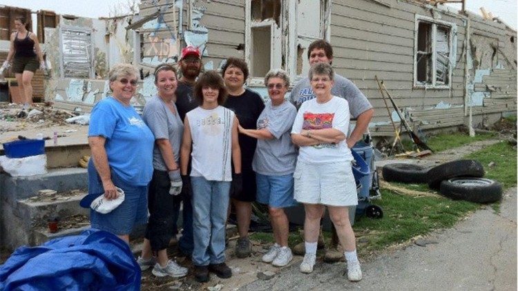 Ordensfrau Luke und Freiwillige in Joplin