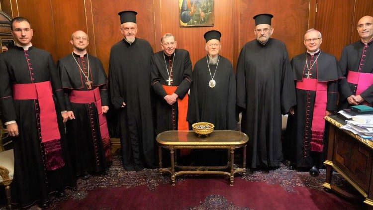 La delegación de la Santa Sede, encabezada por el cardenal Koch (en el centro, junto al Patriarca Bartolomé), en Estambul con motivo de la fiesta de San Andrés.