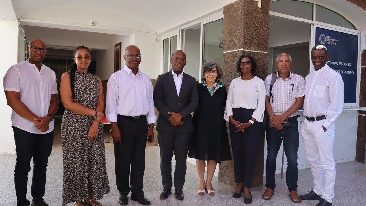 Coopera&ccedil;&atilde;o entre a EUC e a Universidade Aberta de Portugal