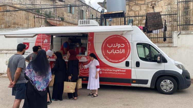 Distribution de repas chauds depuis la cantine mobile de l'Ordre de Malte, au nord du pays.