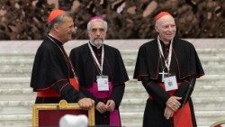 El Cardenal Aguiar Retes (tercero, de izquierda a derecha) junto al Cardenal Mario Grech y Monseñor Luis Marín de San Martín, Secretario y Subsecretario del Sínodo respectivamente. (@Arquidiócesis Primada de México)