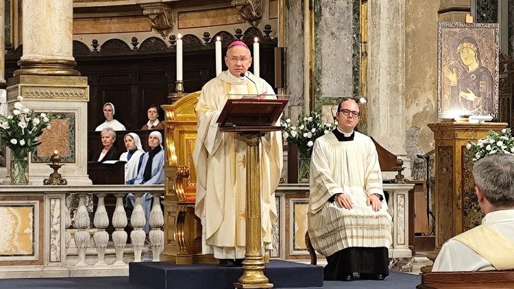 2024.10.05 La messa del sostituto Pena Parra nella Basilica di San Lorenzo in Damaso per il personale della Sezione per gli Affari Generali della Segreteria di Stato