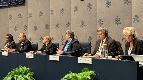 Synodní brífink v pondělí sedmého října