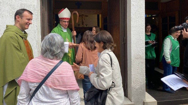 A saudação do dom Chomali aos fiéis no final da missa