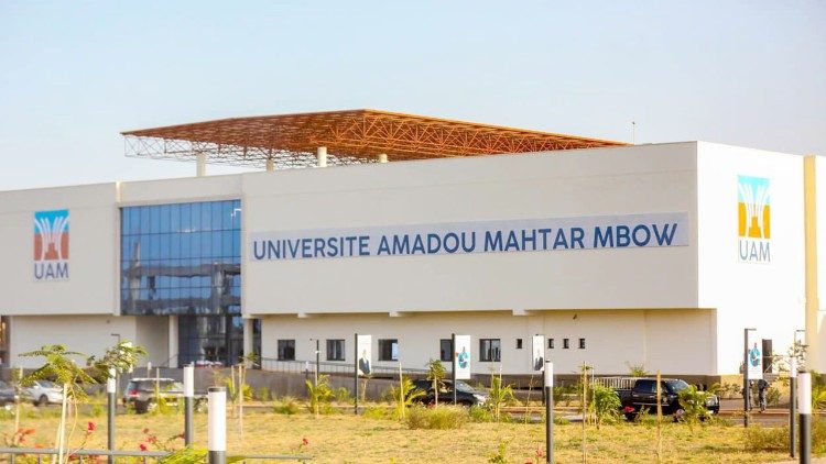 A II Univerisade de Dakar,  intitulada a Amadou Mahtar Mbow