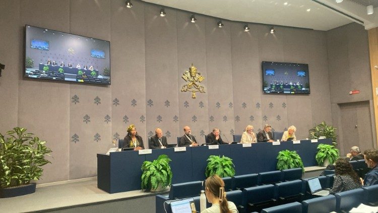 Conférence de presse dans la Salle de presse du Saint-Siège de ce jeudi 10 octobre 2024. 