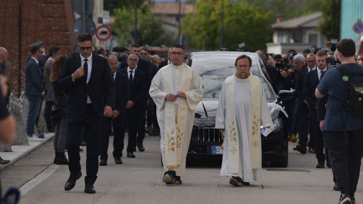 Una immagine del funerale di Sammy Basso