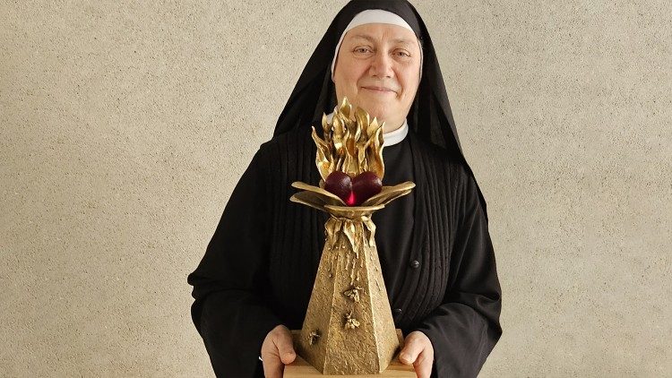 Madre Maria Rosa Bernardinis, badessa del Monastero Santa Rita da Cascia, mostra il Premio Madre Maria Teresa Fasce