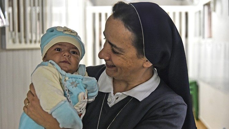 Una delle religiose del Buon Pastore con un neonato nel dispensario di Beirut  (© Cristian Gennari-GSIF)