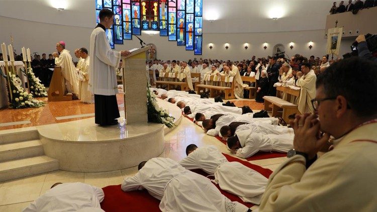 Ndani ya Kanisa kuna Mashemasi wa mpito na wale wa kudumu