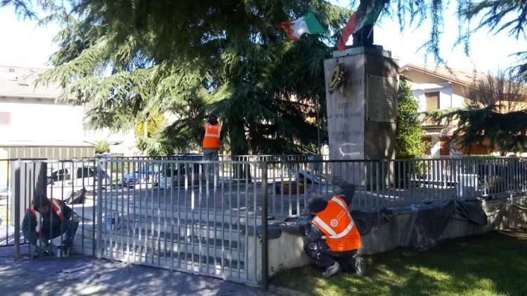 "Custodi del bello" si prendono cura di uno spazio cittadino.