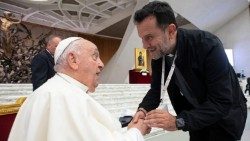 Imzot Gjergj Meta me Papën Françesku gjatë Sinodit të tetorit të kaluar, në sallën Pali VI në Vatikan