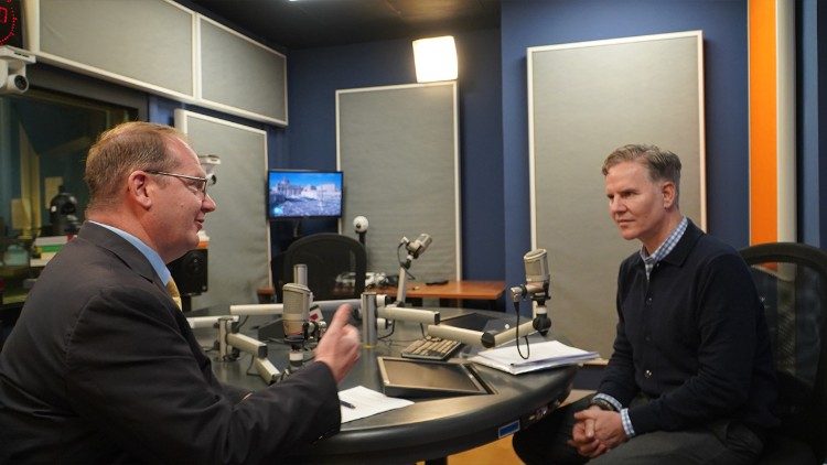 Interview im Studio von Radio Vatikan mit Juan Carlos Cruz (rechts)