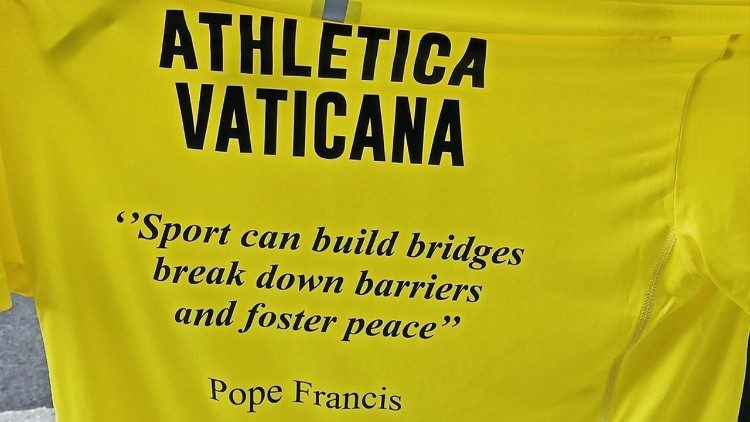 La maglia di Athletica Vaticana per la Maratona di New York con le parole del Papa