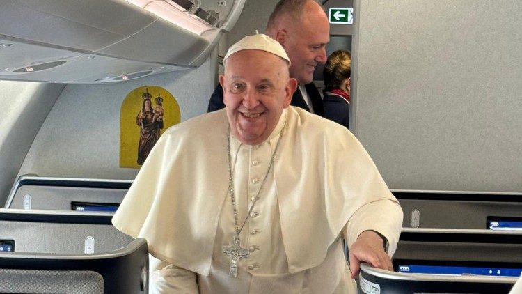 Papst Franziskus im Flieger