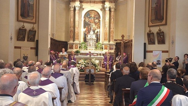 La folla alla Messa funebre della mamma del cardinale Parolin