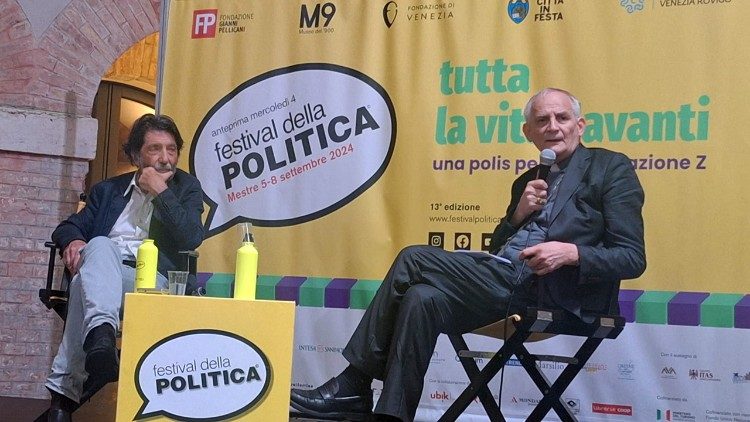 Il cardinale Zuppi e Massimo Cacciari al Festival della politica di mestre