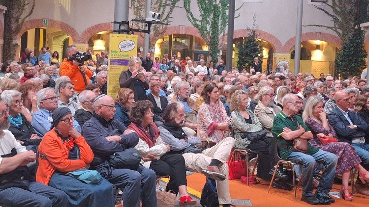 Il pubblico al Festival della politica di Mestre