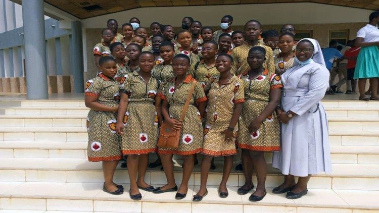 Sr. Emmanuella mit Schülerinnen der Sacred Heart High School, Nsoatre, Ghana.