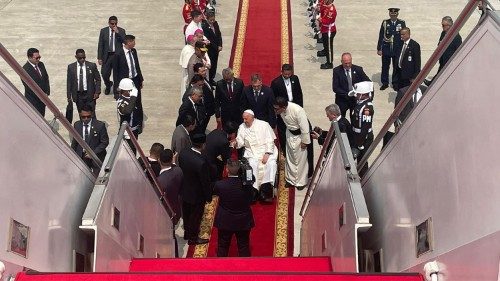 Papst Franziskus verlässt Indonesien Richtung Papua-Neuguinea