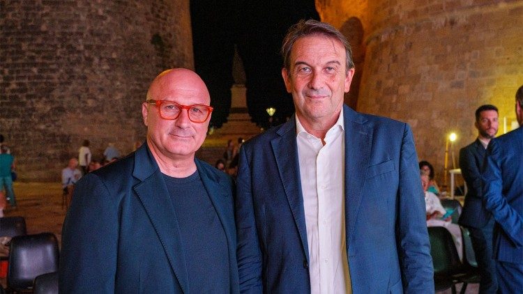 Tommaso Forte, organizzatore del Festival, e a destra il sindaco di Otranto, Francesco Bruni