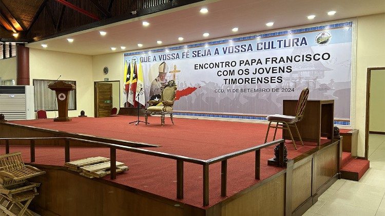 Il palco del Centro de Convenções in allestimento