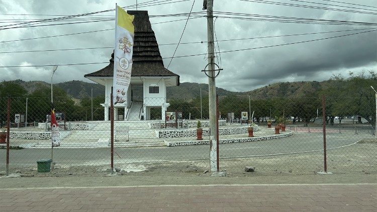 Il monumento costruito dopo la visita di San Giovanni Paolo II nella Spianata di Taci Tol