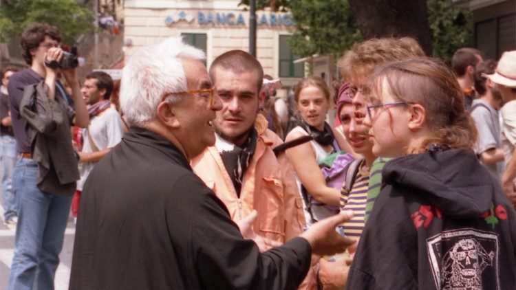 Don Oreste Benzi mentre parla con alcuni ragazzi durante una manifestazione
