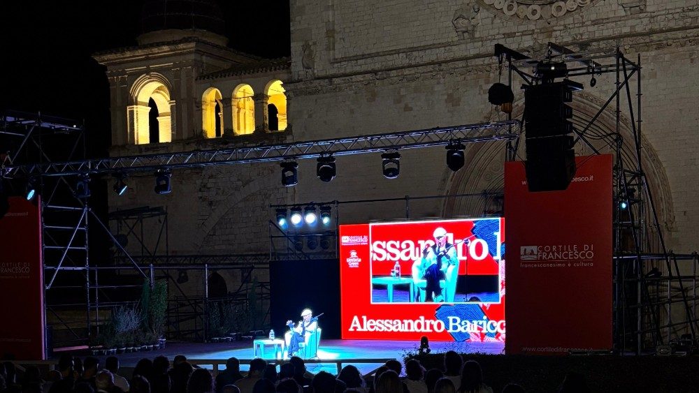 L'incontroi con Alessandro Baricco nel sagrato e prato della chiesa superiore