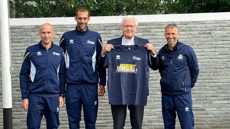 I rappresentanti di Athletica Vaticana con monsignor Patrick Hoogmartens, vescovo di Hasselt