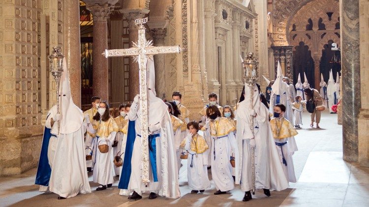 Le début d'une procession en Espagne. 