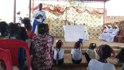 要理教員們在上課