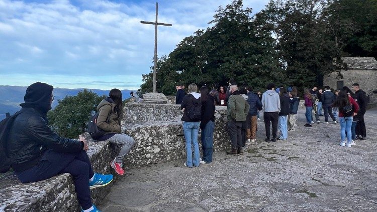 I giovani durante una pausa nel piazzale del santuario