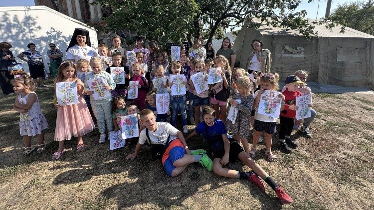 Les enfants présentent leurs dessins de la croix réalisés lors de la catéchèse du dimanche 15 septembre, avant l'attaque.