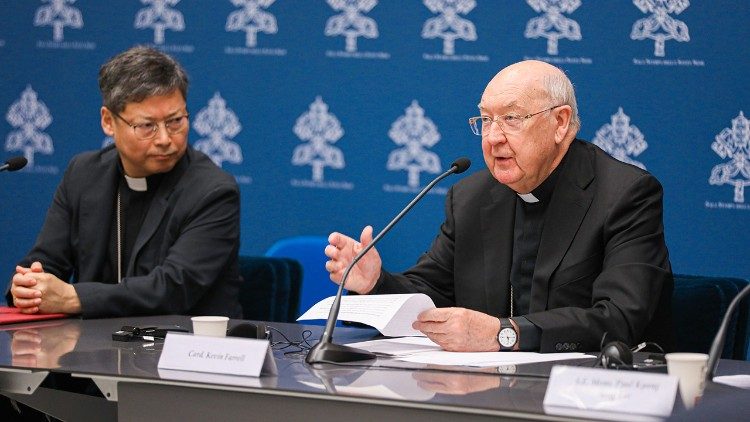 Kardinal Farrell (r.) bei einer Pressekonferenz