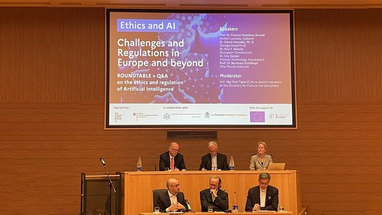 Bischof Paul Tighe auf einem Podium zu K&uuml;nstlicher Intelligenz