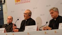Der Augsburger Bischof Bertram Meier, der lateinische Patriarch von Jerusalem, Pierbattista Pizzaballa und Udo Markus Bentz, Erzbischof von Paderborn,  bei einem Pressetermin 2024