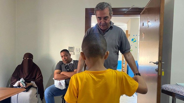 Formación de los operadores con los pequeños pacientes del hospital italiano de Karak, Jordania