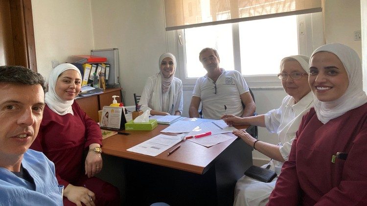 Momento de la formación de médicos y enfermeras en el hospital italiano de Karak, Jordania