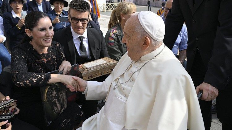 El Papa saluda a Diana Navarro en la audiencia general del 25 de septiembre de 2024