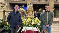 Vater und Sohn, Marc und David Jeck, mit der Muttergottes der Betrübten in der Kathedrale von Luxemburg