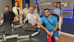 Imzot Arjan Dodaj, kryeipeshkëv metropolit i Tiranë-Durrësit, së bashku me një grup të rinjsh, për vizitë në Radio Vatikan