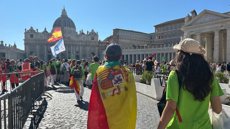 Jóvenes españoles en camino a la Plaza de San Pedro para el encuentro inédito.