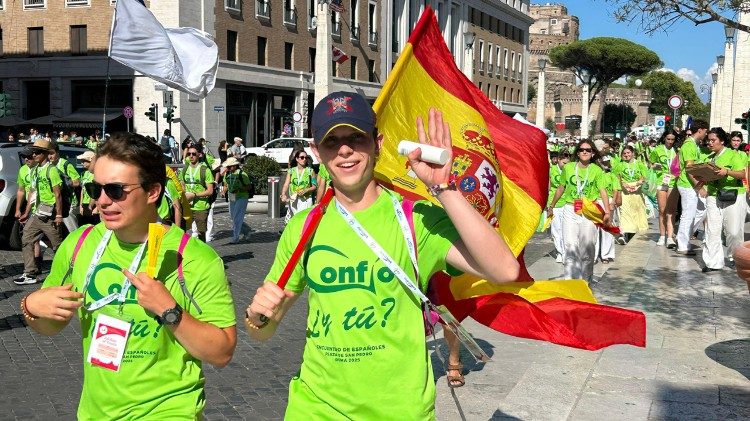 J&oacute;venes espa&ntilde;oles en camino a la Plaza de San Pedro para su hist&oacute;rico encuentro el viernes 1 de agosto.