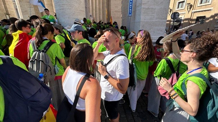Cientos de peregrinos hacen fila esperando para ingresar en la Plaza de San Pedro bajo un implacable sol romano.