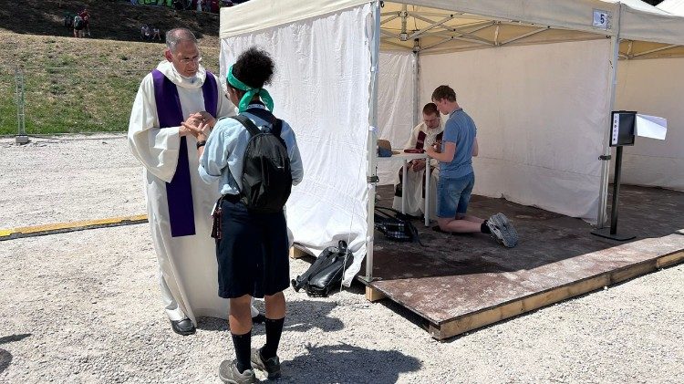 Confesores impartiendo la misericordia de Dios